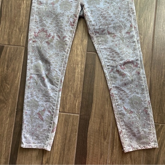 Anthropologie Pilcro Slim Boyfriend Jeans in Floral Print Faded Blue Sz 26 - Picture 4 of 10